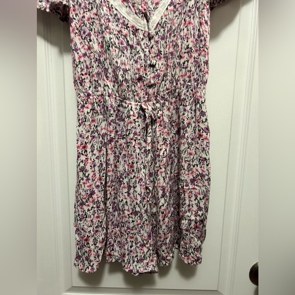 Francesca's Romper Women's Size XS Pink V Neck Ditzy Floral Lace Flutter Sleeve - Picture 6 of 16